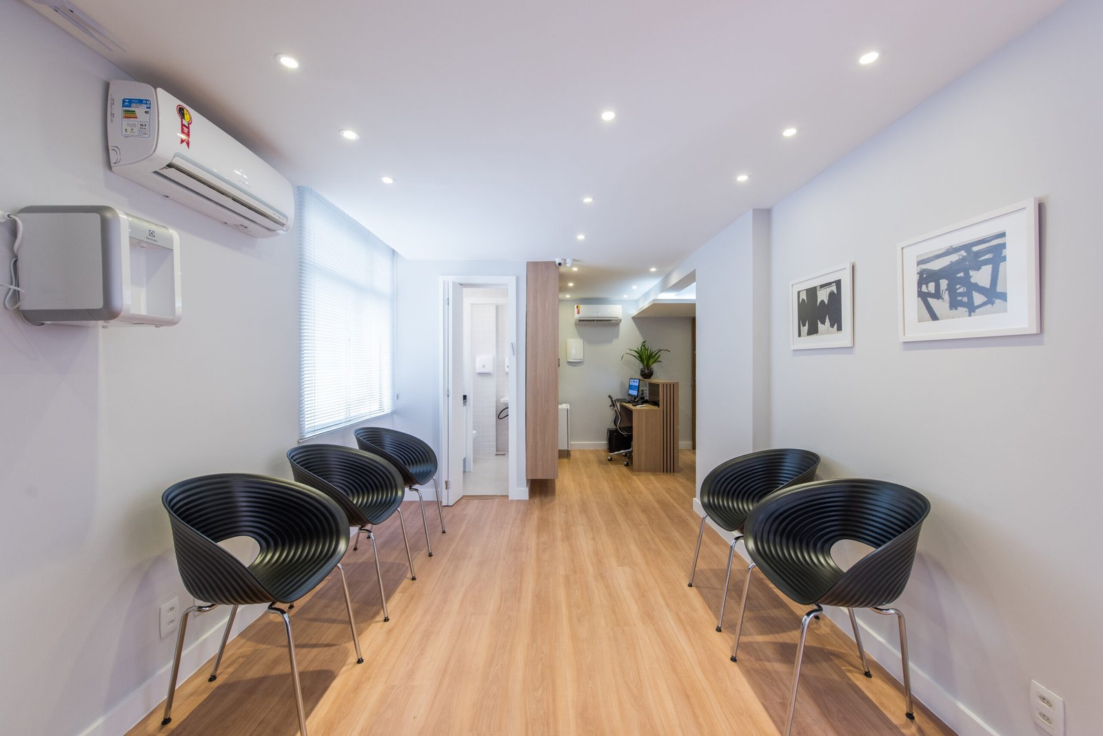 Sala de espera da Clínica QARA com iluminação embutida